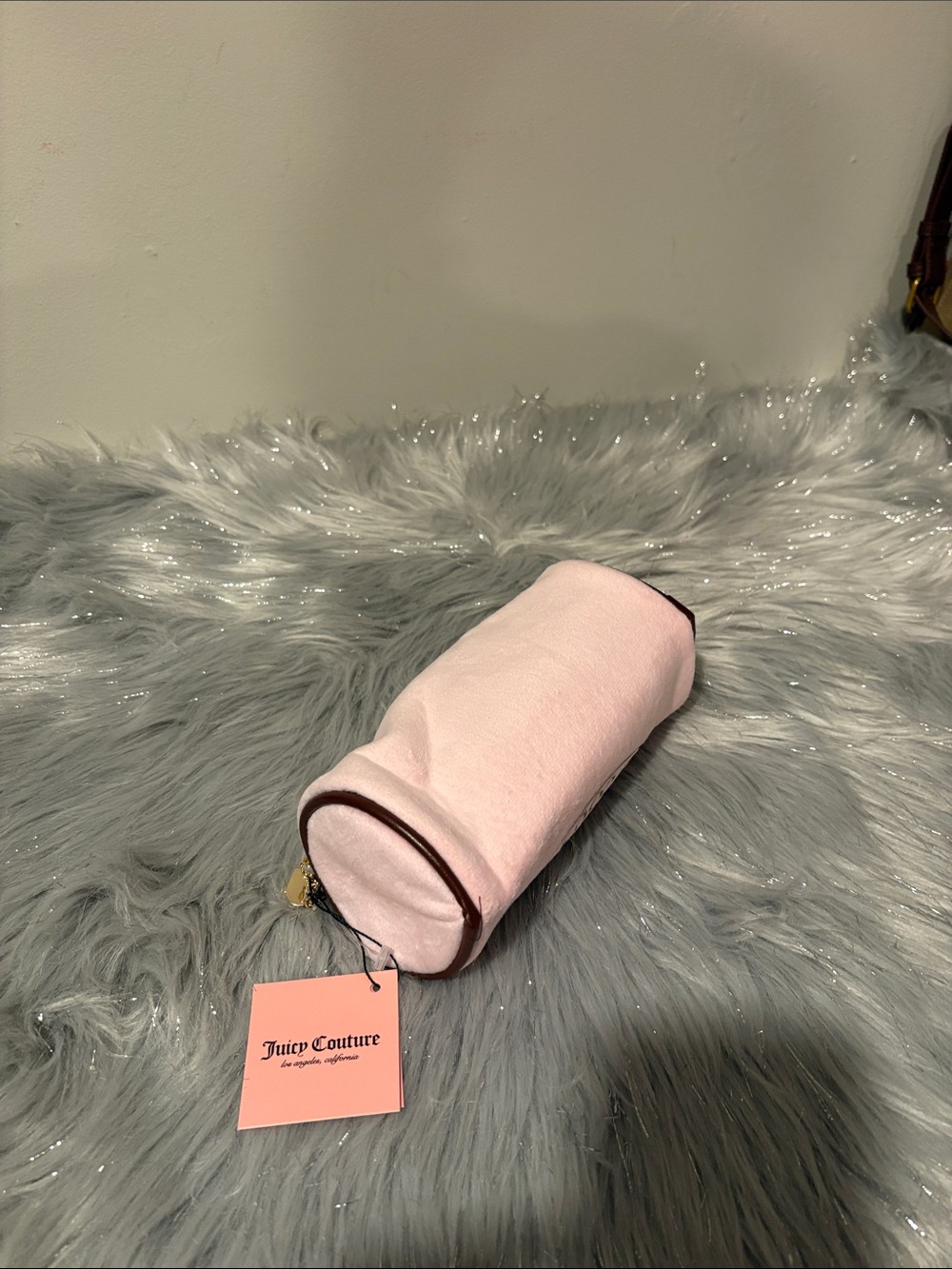 BNWT Juicy Couture Pink Velvet Cosmetic Pouch with Gold Crest - Picture 4 of 5